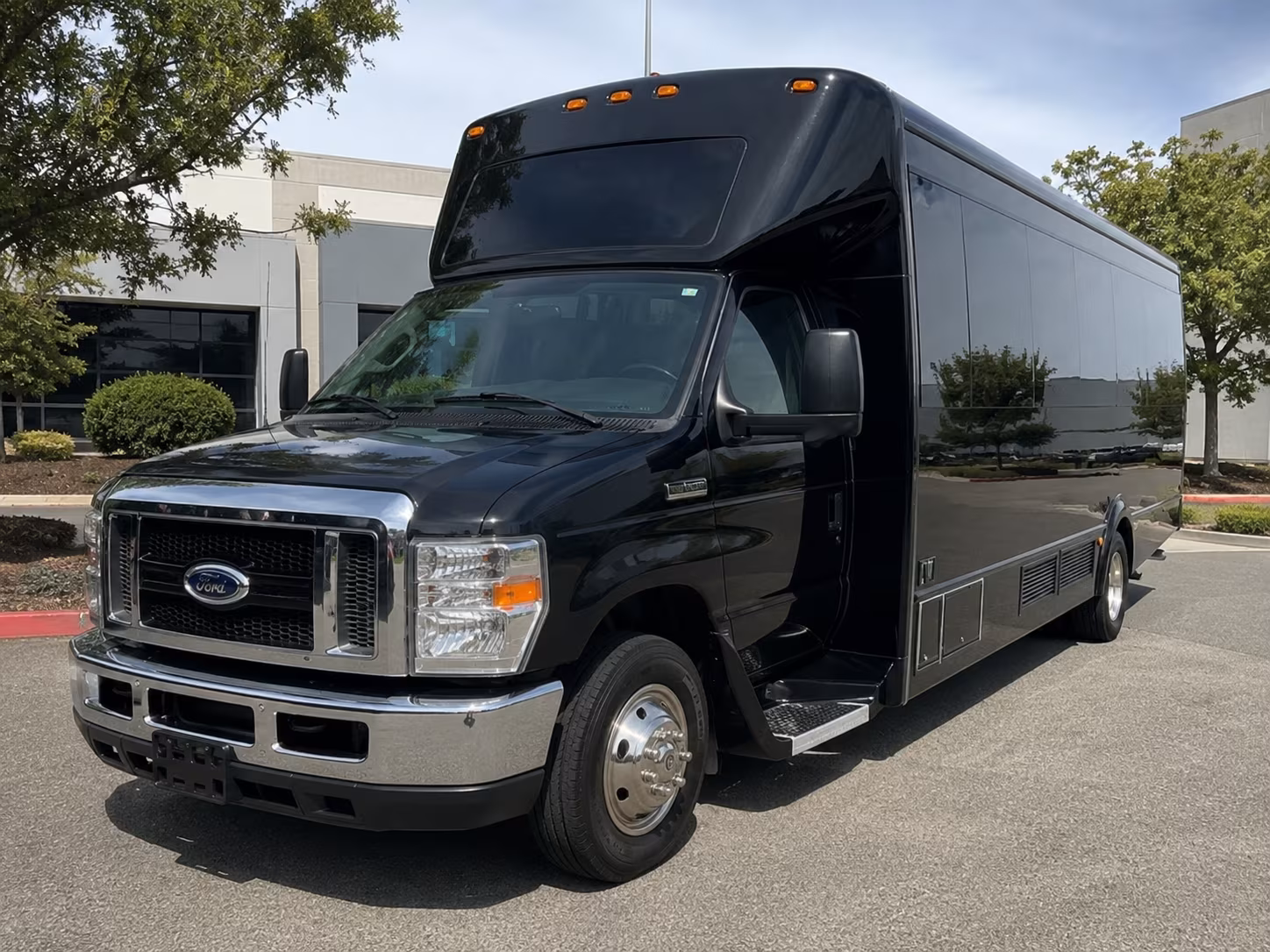wedding party buses from bend hotels to ceremony venues